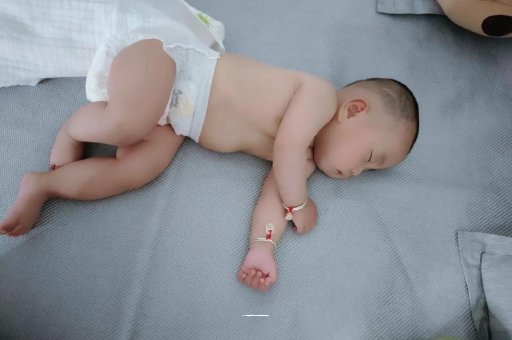 京山三个月宝宝抬头不稳